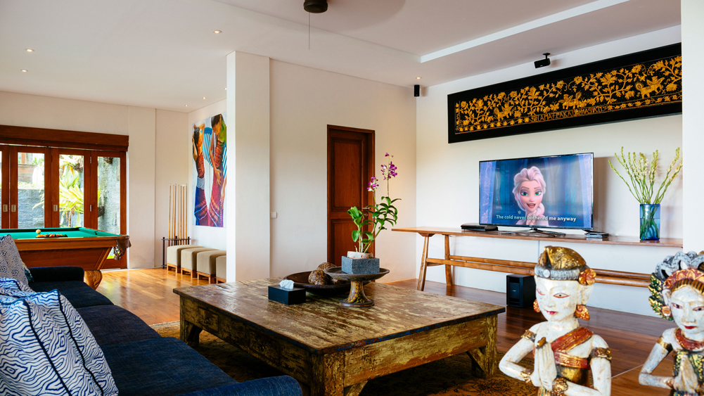 Villa Semarapura - Poolside entertainment room